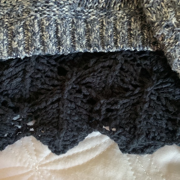 Adorable A&F kids hooded cardigan. Embroidered trim.Size 13/14. Great condition! - Picture 3 of 3